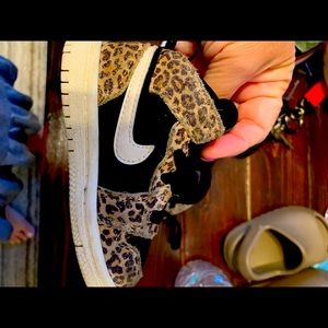 Toddler girls Nike Leopard print shoes size 5C